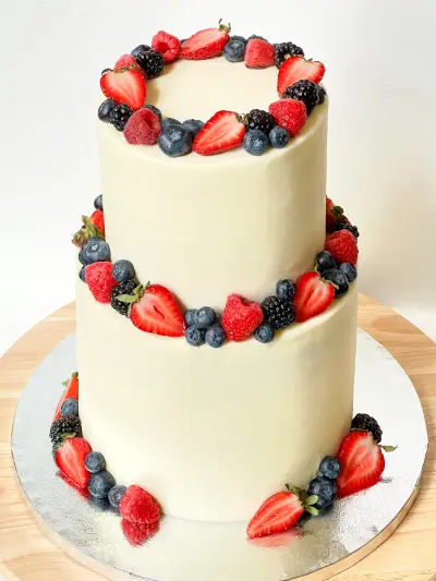 decorated wedding cake 210