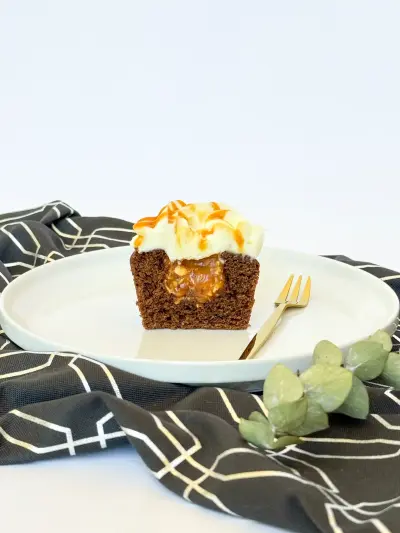 Chocolate cupcakes with caramel and peanut 158